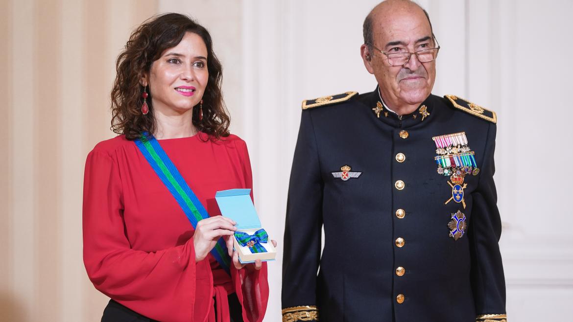 Presidenta de Madrid junto al Presidente de los Reales Tercios de España